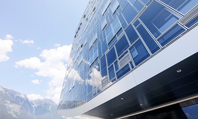 Aluminium-Glas-Fassade des P2 Tower in Innsbruck mit SX3 montiert